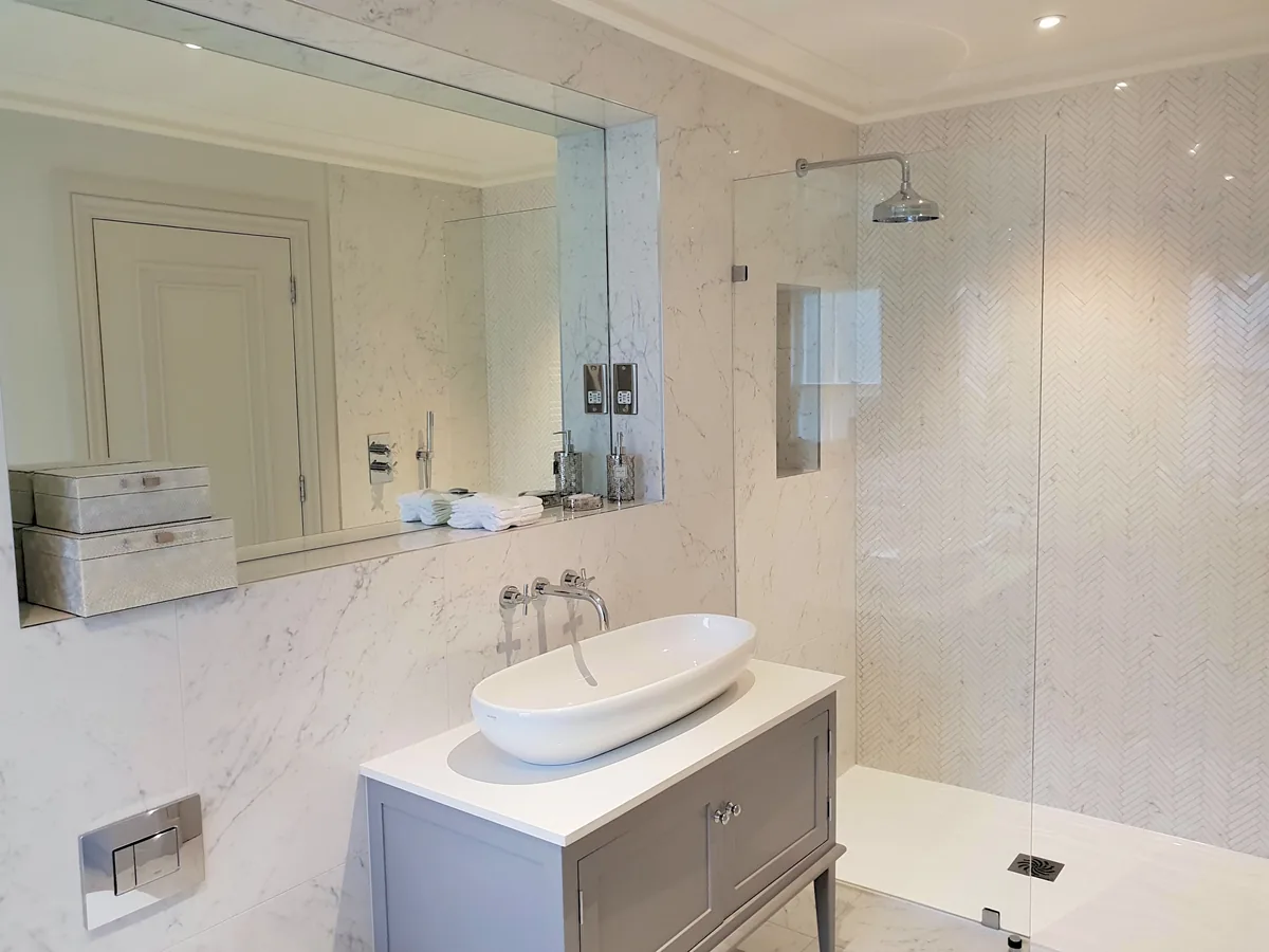 Made-to-measure mirror installed by Fast Glass — project 3