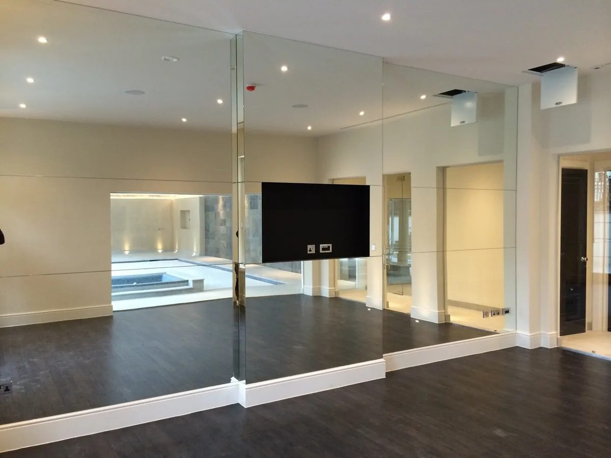 Made-to-measure mirror installed by Fast Glass — project 6