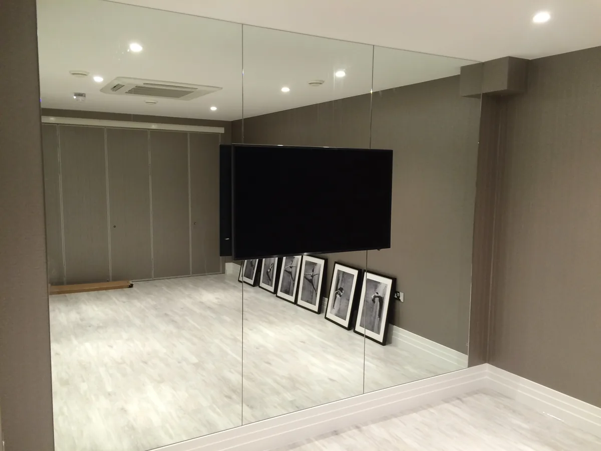 Made-to-measure mirror installed by Fast Glass — project 10