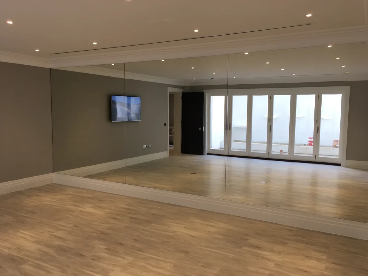 Made-to-measure mirror installed by Fast Glass — project 12