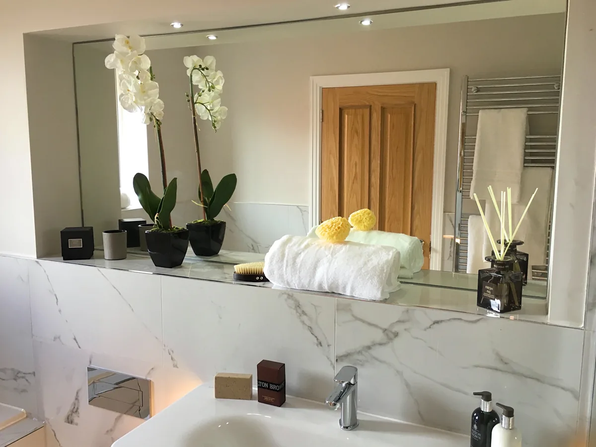 Made-to-measure mirror installed by Fast Glass — project 13