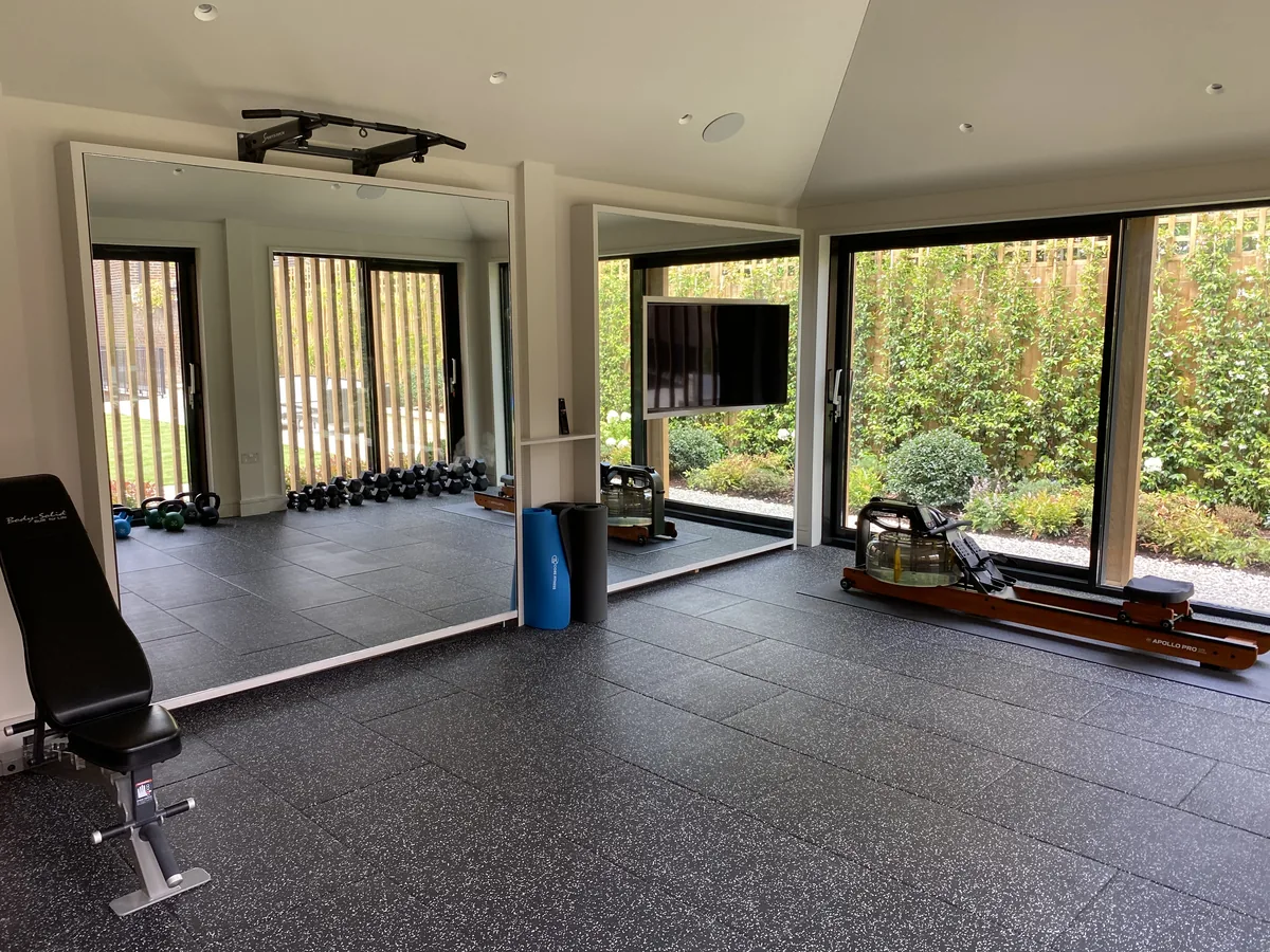 Made-to-measure mirror installed by Fast Glass — project 18